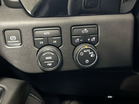Used 2025 Chevrolet Silverado 1500 LT AWD/4WD image 17