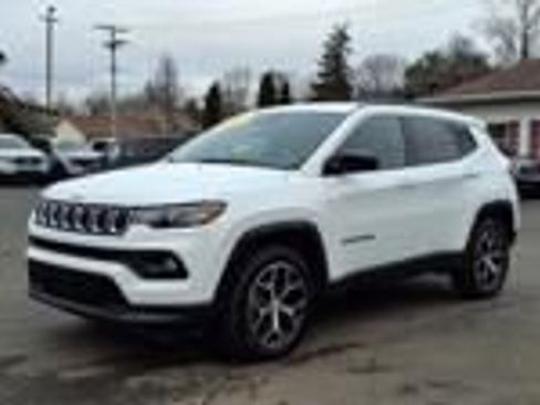 Used 2024 Jeep Compass Latitude AWD/4WD image 1