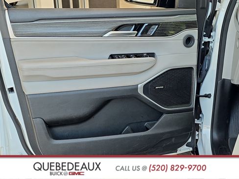 Used 2023 Jeep Wagoneer L Series II w/ Premium Group I AWD/4WD image 9