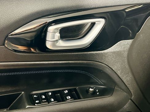 Used 2025 Jeep Compass Latitude w/ Convenience Group AWD/4WD image 16