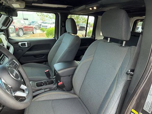 Used 2025 Jeep Wrangler Unlimited Sahara w/ Safety Group AWD/4WD image 17