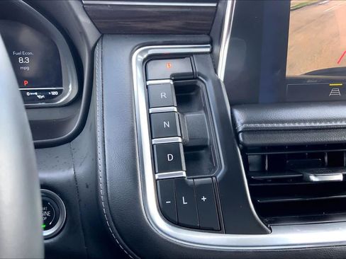 Used 2024 Chevrolet Suburban LT RWD image 35