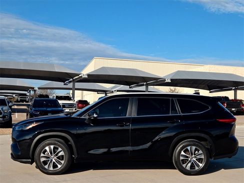 Used 2023 Toyota Highlander XLE image 4