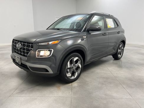 Used 2025 Hyundai Venue SEL FWD image 3