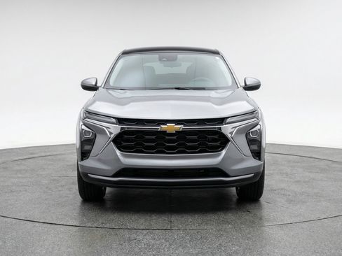 Used 2025 Chevrolet Trax LT FWD image 2