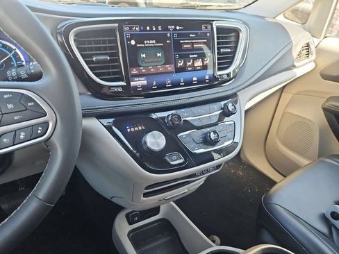 Certified 2023 Chrysler Pacifica Touring-L FWD image 19