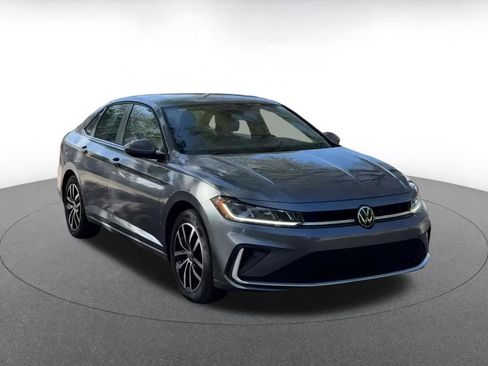 Used 2025 Volkswagen Jetta SE image 3