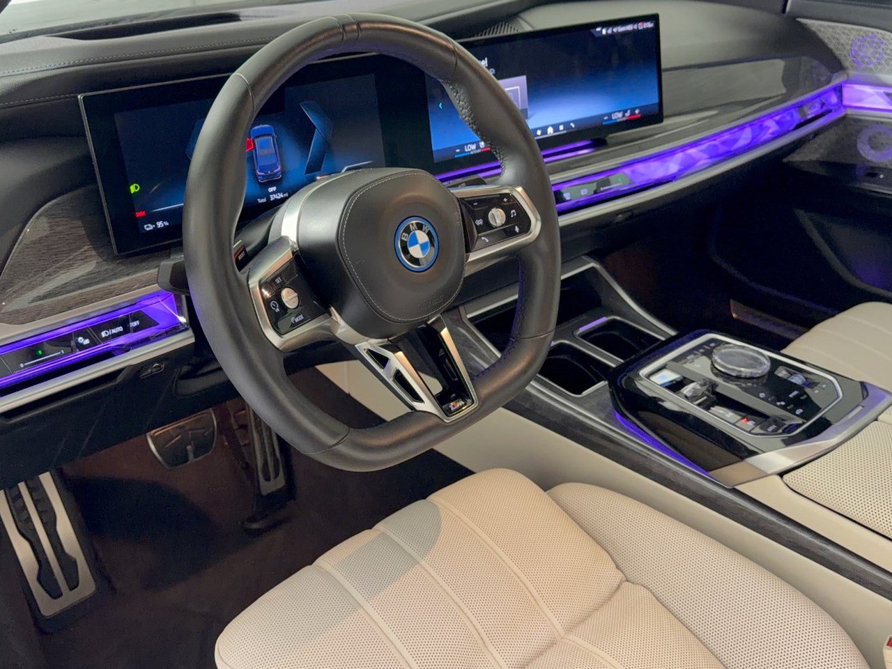 Used 2023 BMW i7 xDrive60 AWD/4WD image 4