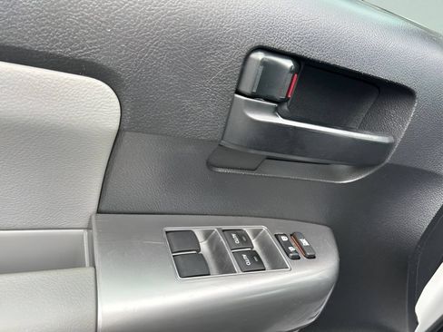 Used 2022 Toyota Sequoia SR5 AWD/4WD image 17