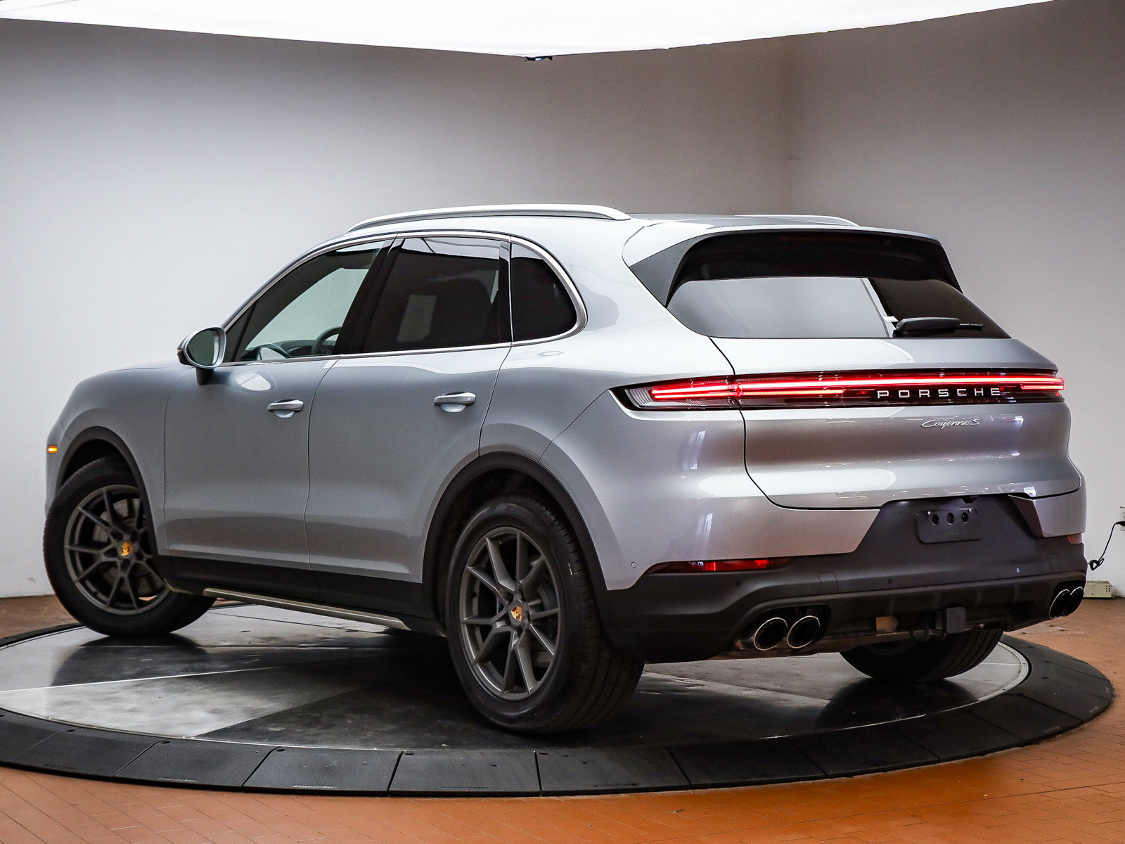 Certified 2025 Porsche Cayenne S AWD/4WD image 3