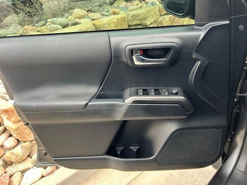 Used 2018 Toyota Tacoma TRD Off-Road w/ Technology Package image 9