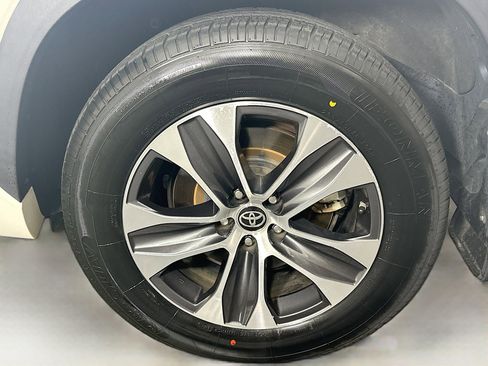 Used 2020 Toyota Highlander XLE image 11