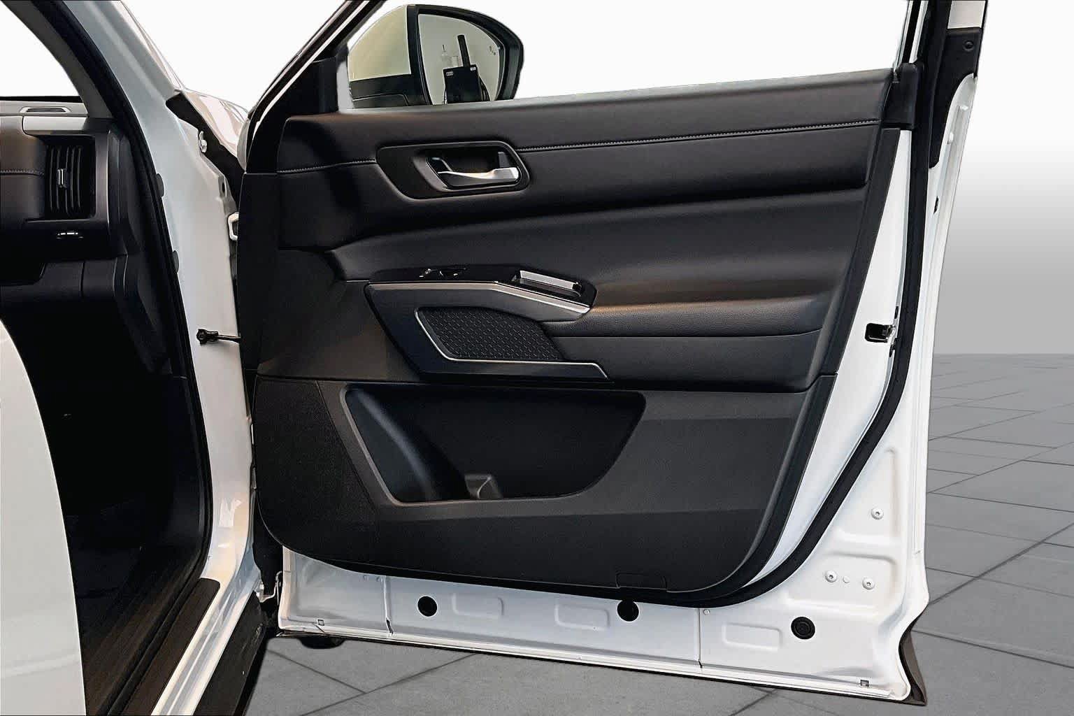 Used 2024 Nissan Pathfinder SL FWD image 22