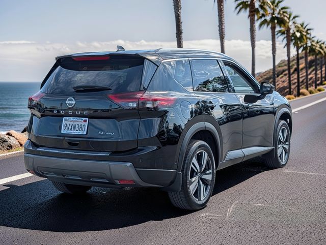 Used 2025 Nissan Rogue SL AWD/4WD image 5