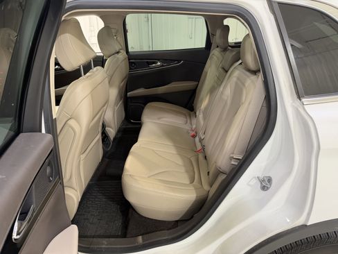 Used 2022 Lincoln Nautilus Reserve image 12