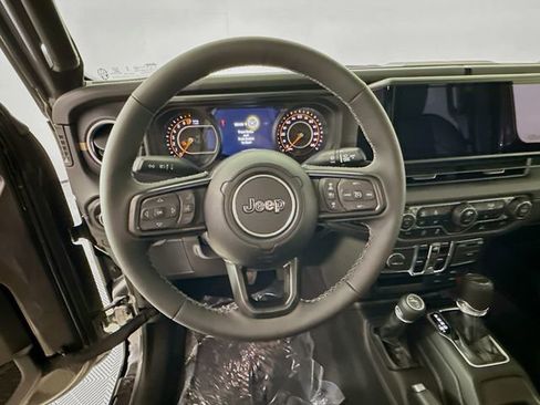 Used 2025 Jeep Gladiator Sport w/ Premium Package image 11