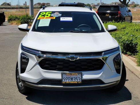 Used 2025 Chevrolet Trax LT w/ Driver Confidence Package FWD image 2