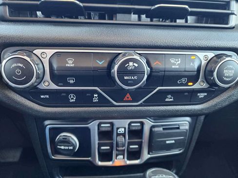 Used 2025 Jeep Gladiator Sport AWD/4WD image 24