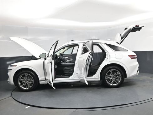 Used 2025 Genesis GV70 2.5T w/ Select Package image 34