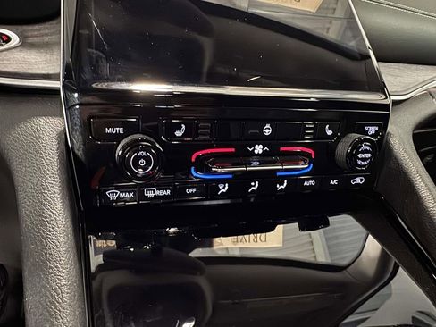 Used 2023 Jeep Grand Cherokee Limited AWD/4WD image 25