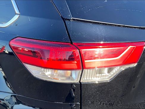 Used 2018 Toyota Highlander SE FWD image 29