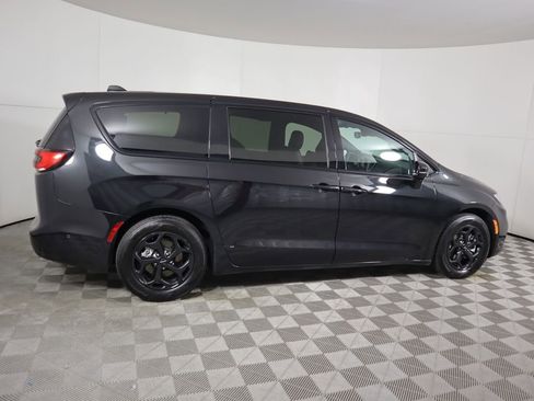 Used 2022 Chrysler Pacifica Limited w/ S Appearance Package image 4
