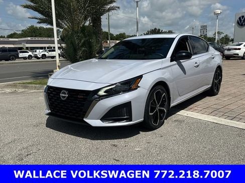 Used 2024 Nissan Altima 2.5 SR w/ SR Premium Package FWD image 3