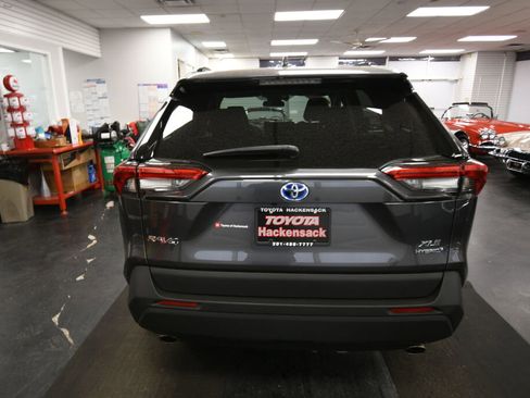 Used 2023 Toyota RAV4 XLE Premium AWD/4WD image 7