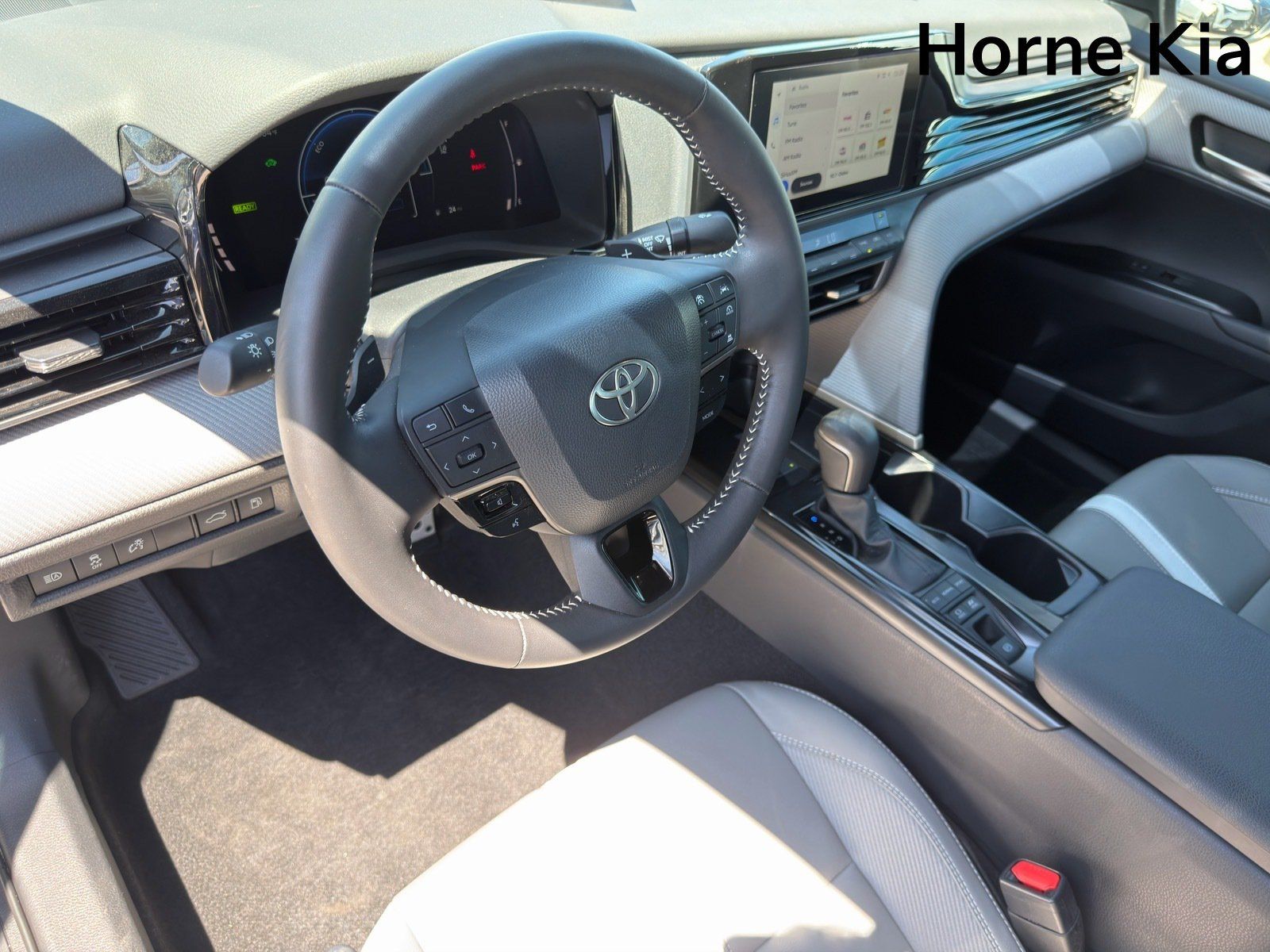 Used 2025 Toyota Camry SE w/ Convenience Package FWD image 13