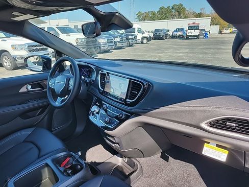 New 2026 Chrysler Pacifica Select FWD image 17