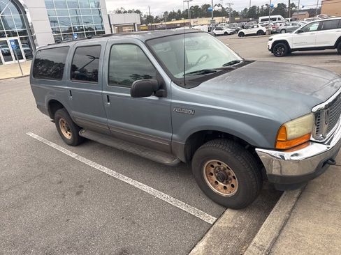 Used 2001 Ford Excursion XLT image 2