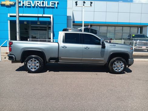 Used 2024 Chevrolet Silverado 2500 High Country w/ High Country Premium Package AWD/4WD image 5