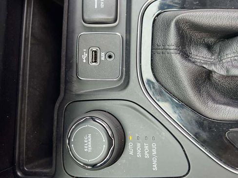 Used 2019 Jeep Cherokee Limited image 19