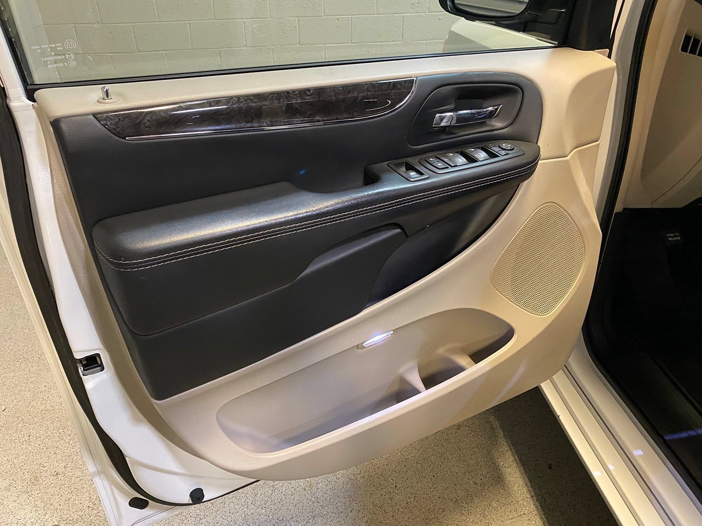 Used 2016 Chrysler Town & Country Touring FWD image 27