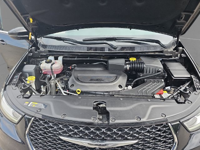 Used 2026 Chrysler Pacifica Limited FWD image 37