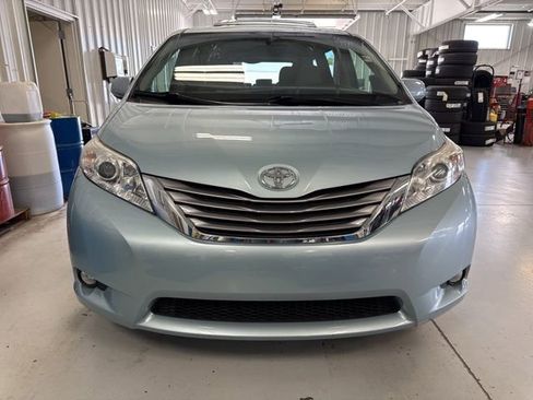 Used 2017 Toyota Sienna XLE w/ XLE Navigation Package FWD image 36