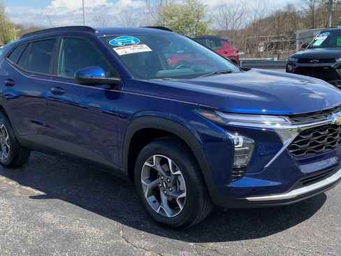 Certified 2024 Chevrolet Trax LT w/ LT Convenience Package image 2