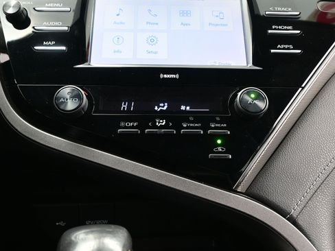 Used 2020 Toyota Camry SE image 20