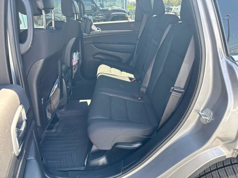 Used 2021 Jeep Grand Cherokee Laredo AWD/4WD image 2