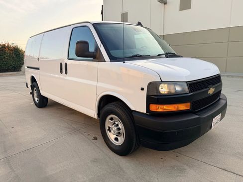 Used 2019 Chevrolet Express 3500 w/ Driver Convenience Package image 3