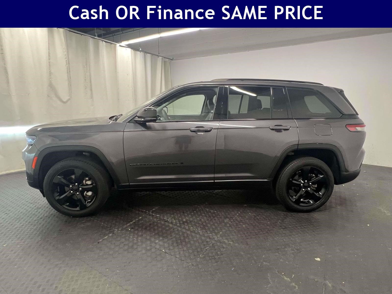 Used 2023 Jeep Grand Cherokee Limited w/ Black Appearance Package AWD/4WD image 9