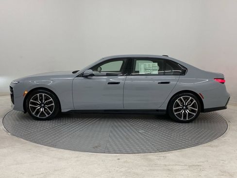 Used 2025 BMW i7 xDrive60 image 2