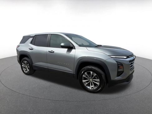 Used 2025 Chevrolet Equinox LT FWD image 2