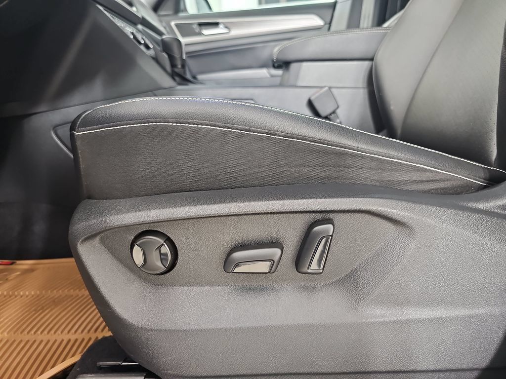 Used 2020 Volkswagen Atlas Cross Sport SE w/ Panoramic Sunroof Package FWD image 36