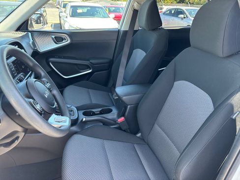 Used 2025 Kia Soul LX w/ LX Technology Package FWD image 31