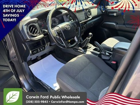 Used 2017 Toyota Tacoma TRD Off-Road w/ Premium & Technology Package AWD/4WD image 13