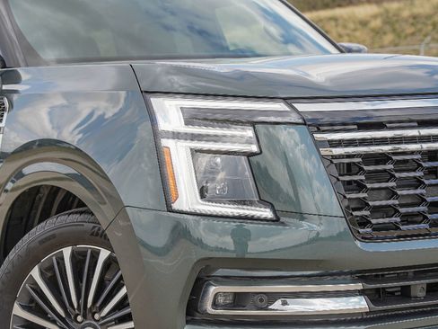 Used 2025 Nissan Armada Platinum Reserve image 3