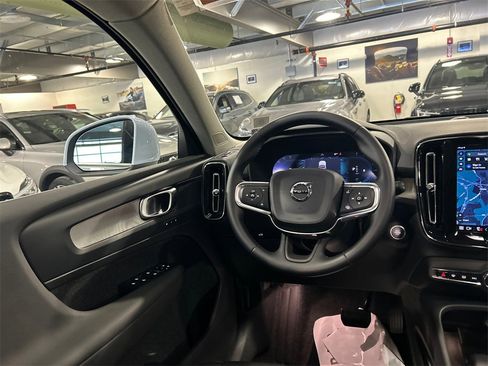 Certified 2025 Volvo XC40 B5 Core image 24