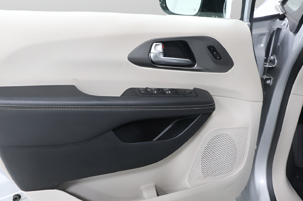 Used 2024 Chrysler Pacifica Touring-L FWD image 19