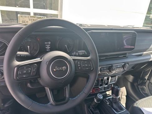 Used 2025 Jeep Wrangler Unlimited Rubicon 4xe w/ Convenience Group AWD/4WD image 35